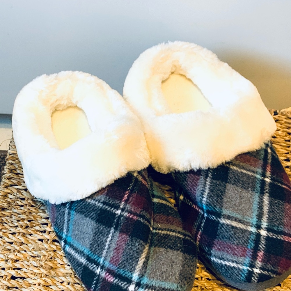 Cozy Plaid Slippers Isotoner Sz small 5–6
Faux Fur lining worn indoors two times